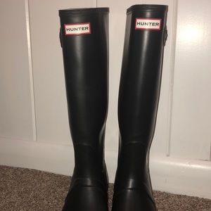 Black matte hunter tall rain boots